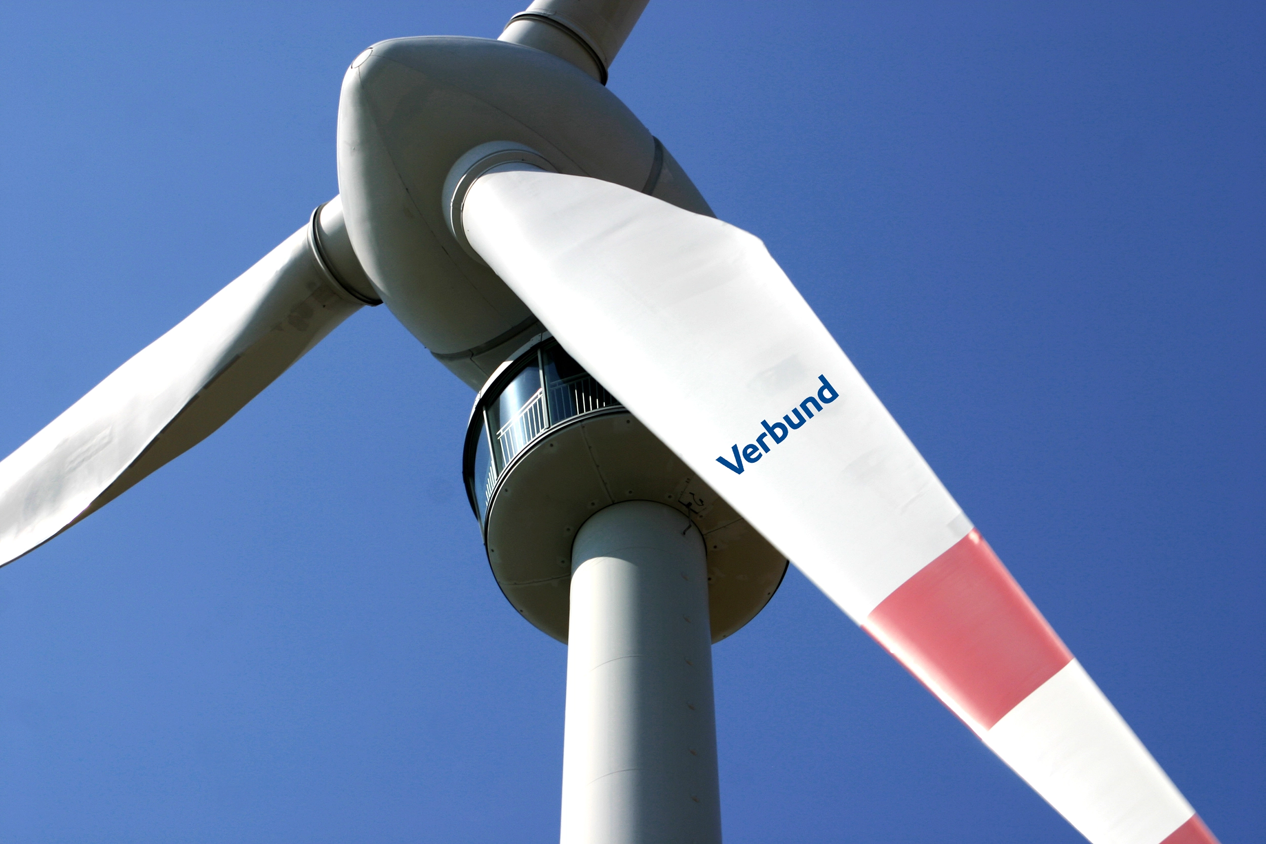 Ein Blick von unten auf das Schauwindrand in Bruck. Unterhalb der Rotorblätter sieht man die Aussichtsplattform.