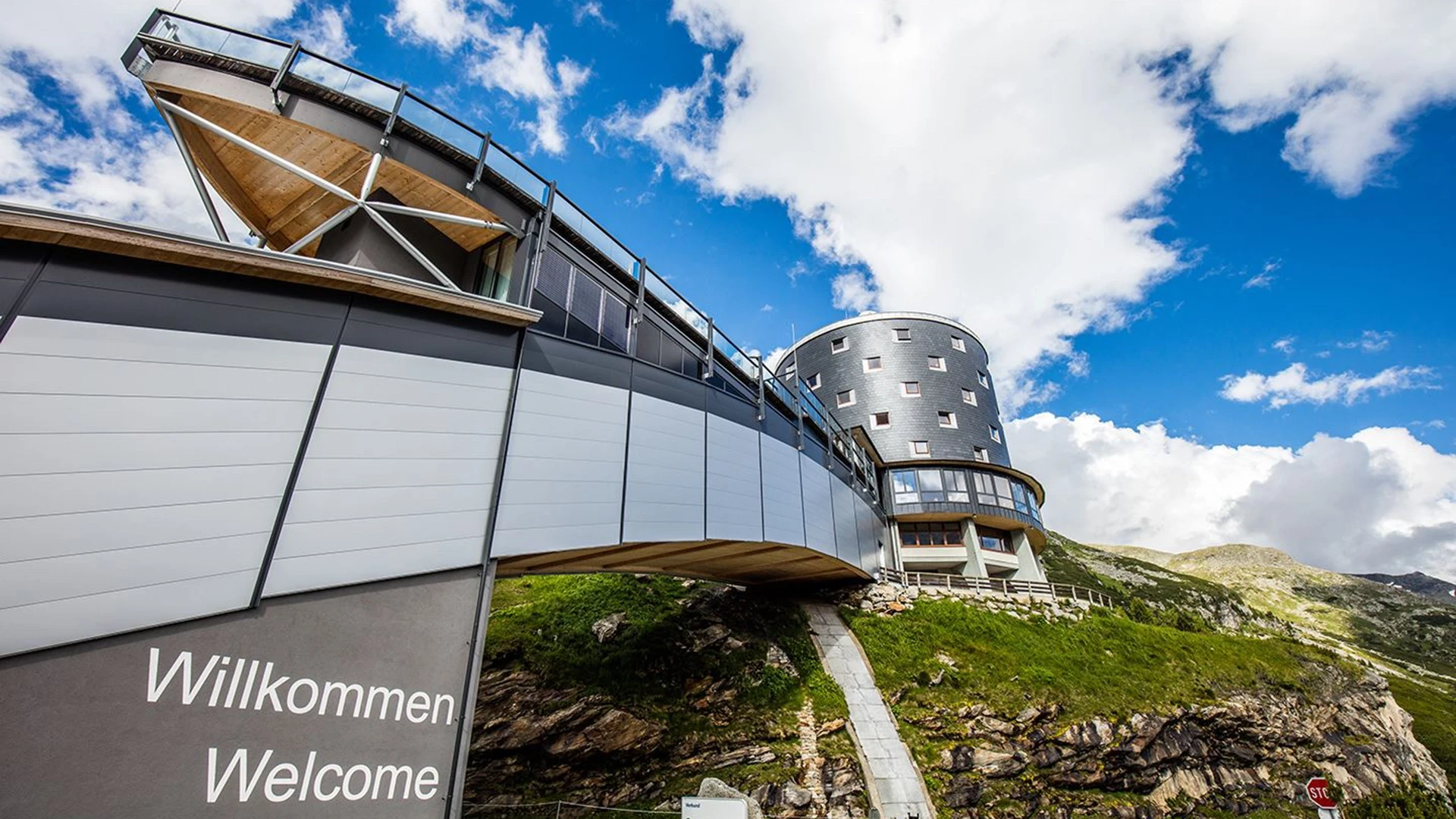 Wir blicken von unten auf das Berghotel Malta und seinem Kiosk mit großer Panoramaterrasse.